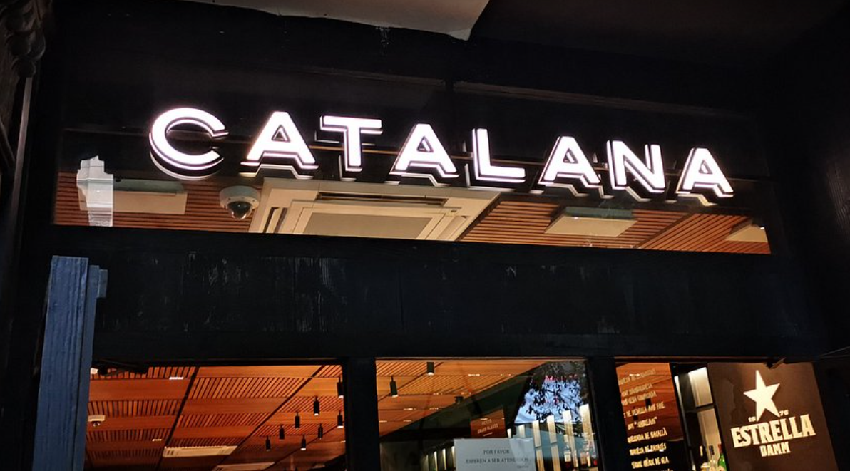 Foto de la entrada del Restaurante Cervecería Catalana